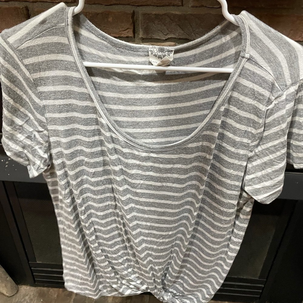 Gray Tie Front T-Shirt Size Large